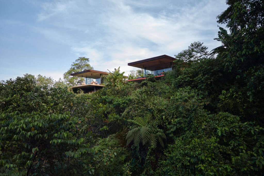 Formafatal menyelesaikan gedung rammed earth pertama di Kosta Rika dengan sepasang vila mewah