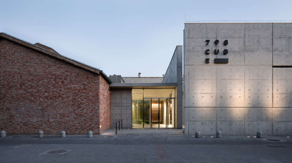 798CUBE Art Museum Studio Zhu Pei Cultural Concrete Canopy Beijing China Architecture Design Pintu masuk utama