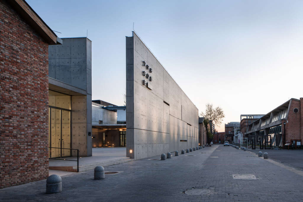 798CUBE Art Museum Studio Zhu Pei Cultural Concrete Canopy Beijing China Architecture Design Pemandangan dari pintu masuk utama ke halaman He