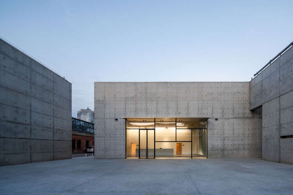 798CUBE Art Museum Studio Zhu Pei Cultural Concrete Canopy Halaman Desain Arsitektur Cina Beijing