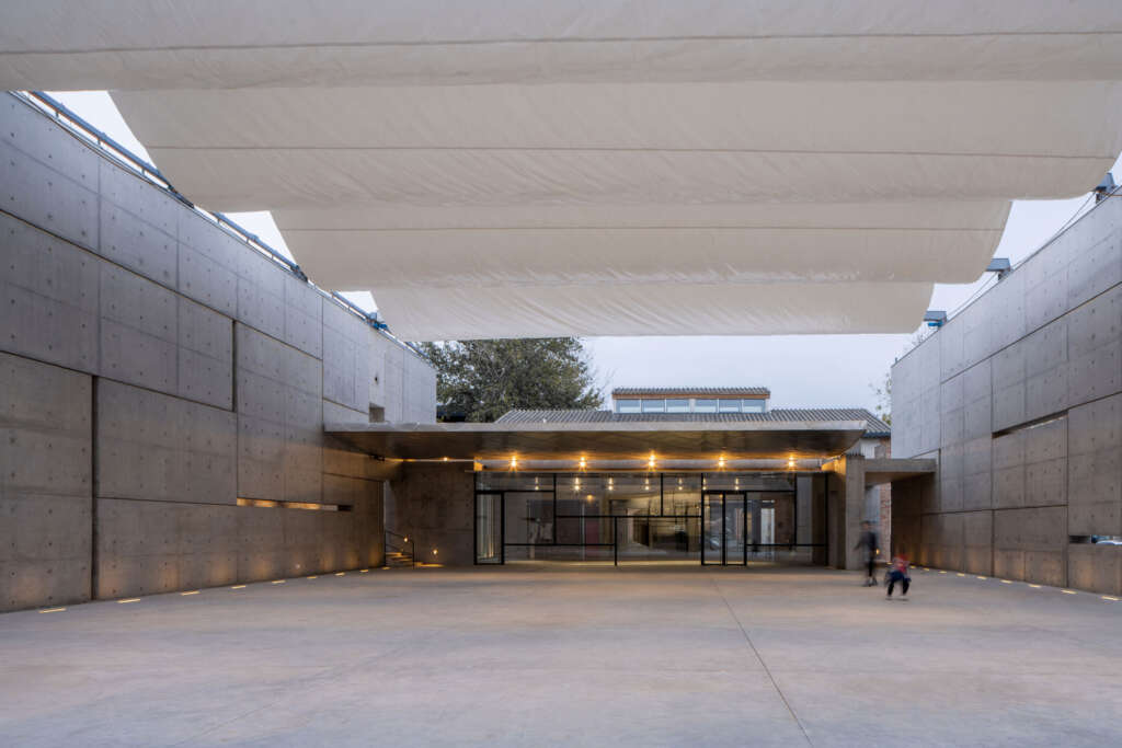 798CUBE Art Museum Studio Zhu Pei Cultural Concrete Canopy Halaman Desain Arsitektur Cina Beijing