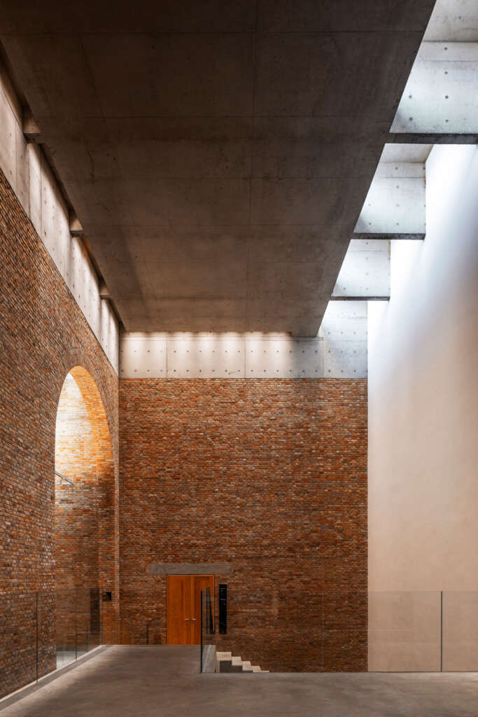 798CUBE Art Museum Studio Zhu Pei Cultural Concrete Canopy Lobi Desain Arsitektur Cina Beijing