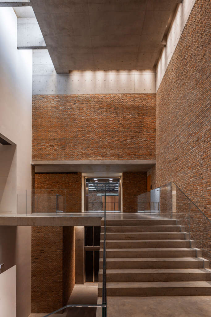 798CUBE Art Museum Studio Zhu Pei Cultural Concrete Canopy Lobi Desain Arsitektur Cina Beijing