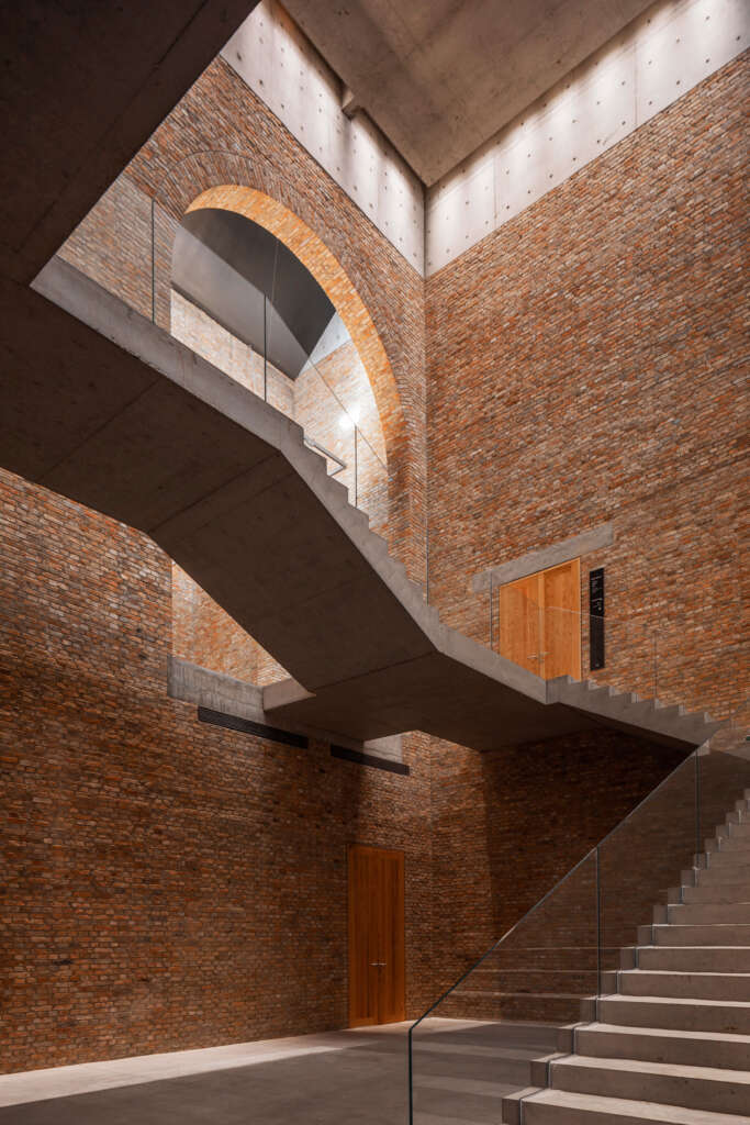 798CUBE Art Museum Studio Zhu Pei Cultural Concrete Canopy Atrium Desain Arsitektur China Beijing