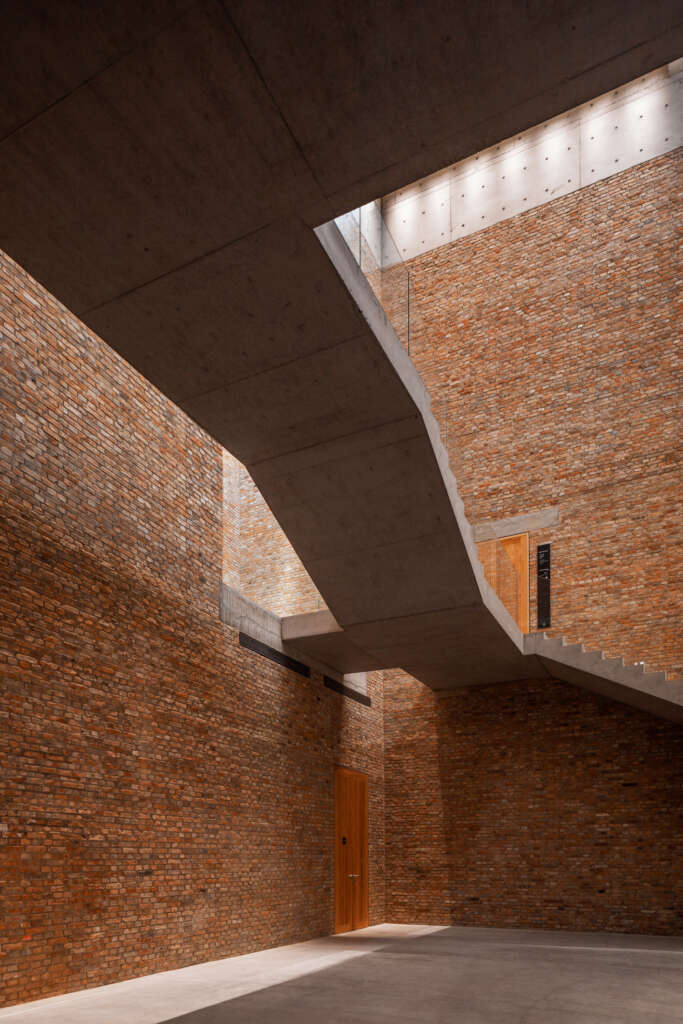 798CUBE Art Museum Studio Zhu Pei Cultural Concrete Canopy Beijing China Architecture Design Jembatan beton