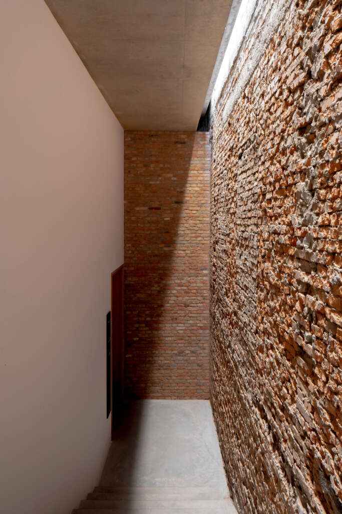 798CUBE Art Museum Studio Zhu Pei Cultural Concrete Canopy Beijing China Architecture Design Skylight dengan detail dinding bata