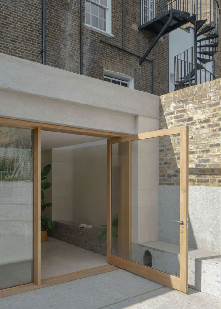 Arsitektur Rumah Batu untuk Penambahan Perpanjangan Renovasi London Desain pintu pivot Stone Wood Oak