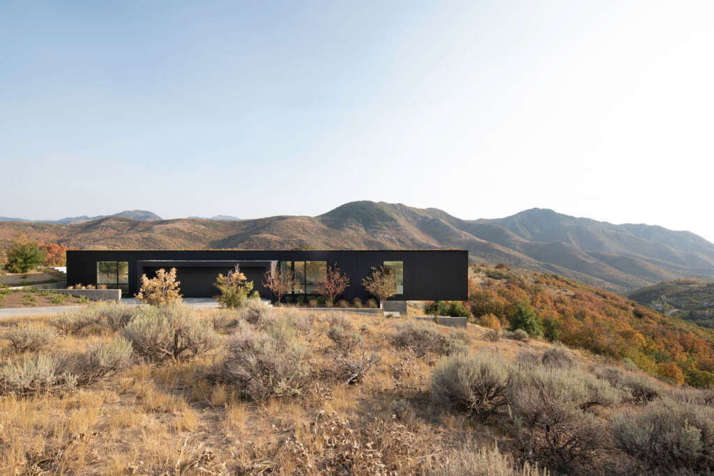 Arsitektur Sparano + Mooney melengkapi rumah pedesaan dengan pemandangan ngarai terdekat di dekat Salt Lake City