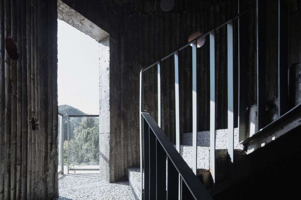Stasiun Peristirahatan di Rumah Lompat Puncak Gunung Desain arsitektur beton Shaoxing China Lookout