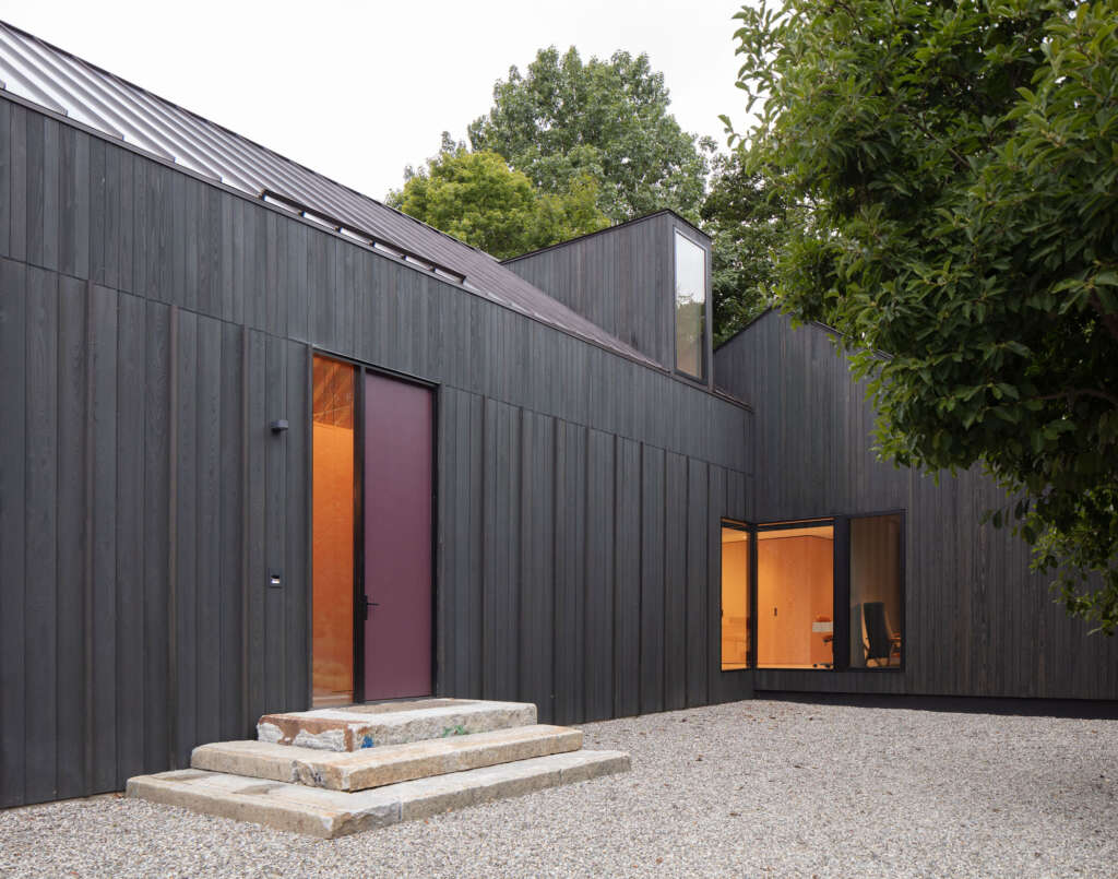 North Salem Farm Worrell Yeung Upstate New York Farmhouse Desain Arsitektur Hitam