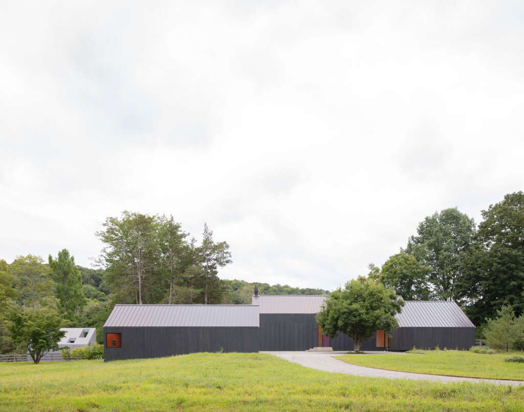 North Salem Farm Worrell Yeung Upstate New York Farmhouse Desain Arsitektur Hitam