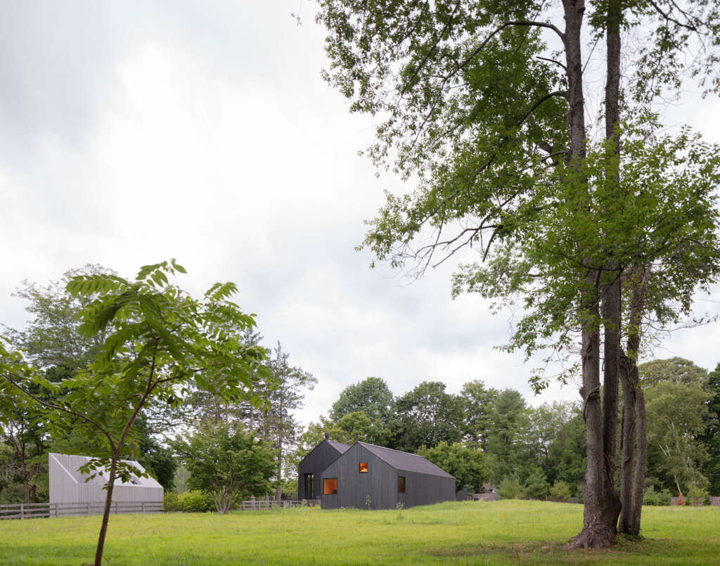 North Salem Farm Worrell Yeung Upstate New York Farmhouse Desain Arsitektur Hitam