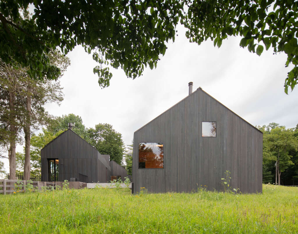 North Salem Farm Worrell Yeung Upstate New York Farmhouse Desain Arsitektur Hitam