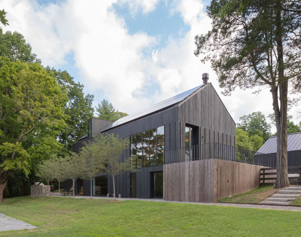 North Salem Farm Worrell Yeung Upstate New York Farmhouse Desain Arsitektur Hitam