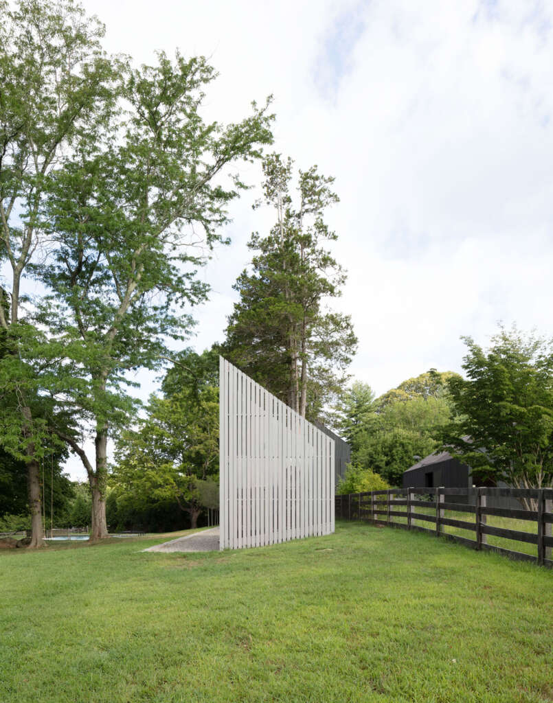North Salem Farm Worrell Yeung Upstate New York Farmhouse Desain Arsitektur Hitam