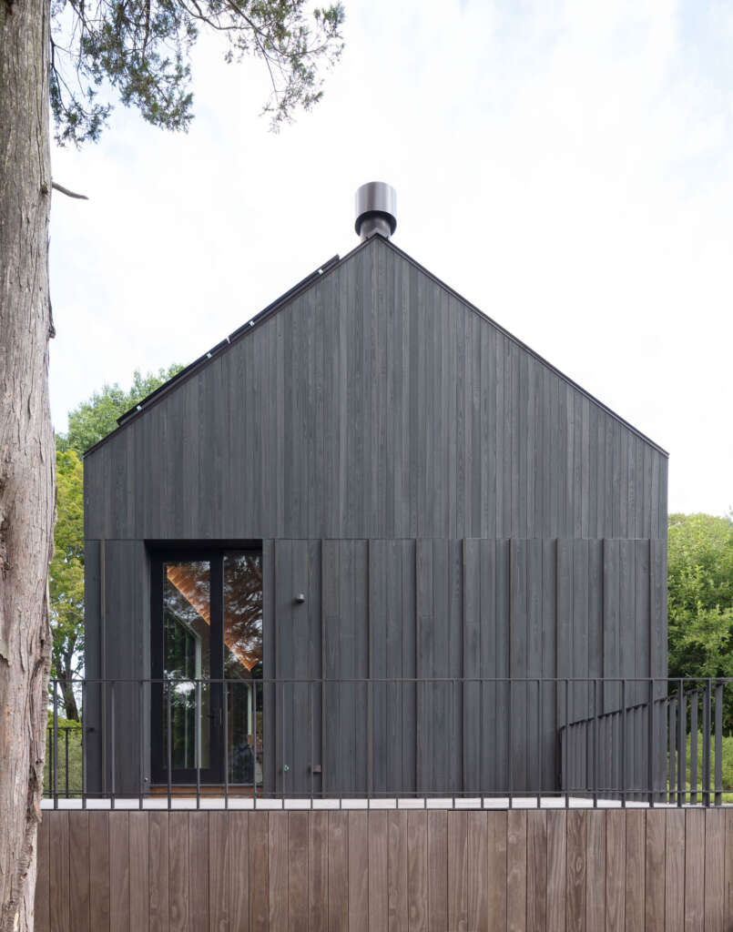 North Salem Farm Worrell Yeung Upstate New York Farmhouse Desain Arsitektur Hitam