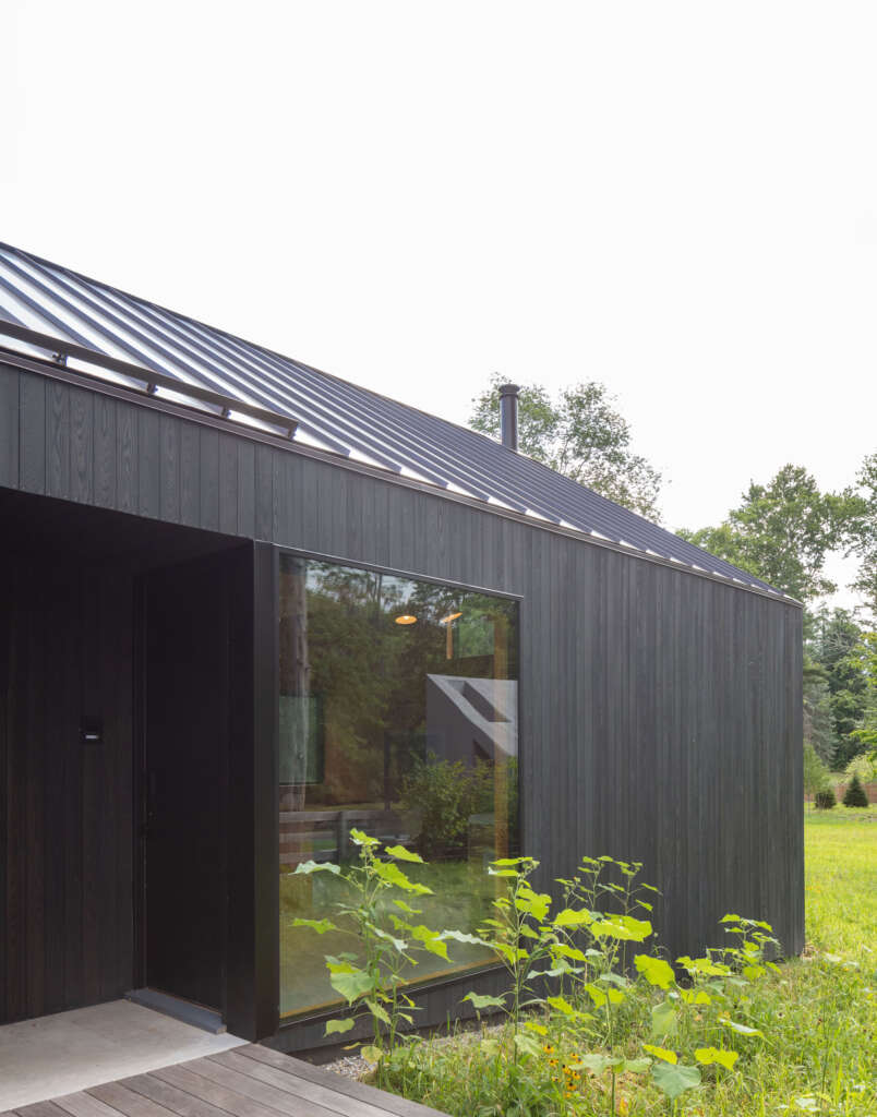 North Salem Farm Worrell Yeung Upstate New York Farmhouse Desain Arsitektur Hitam