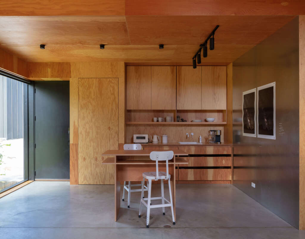 North Salem Farm Worrell Yeung Upstate New York Farmhouse Desain Arsitektur Hitam