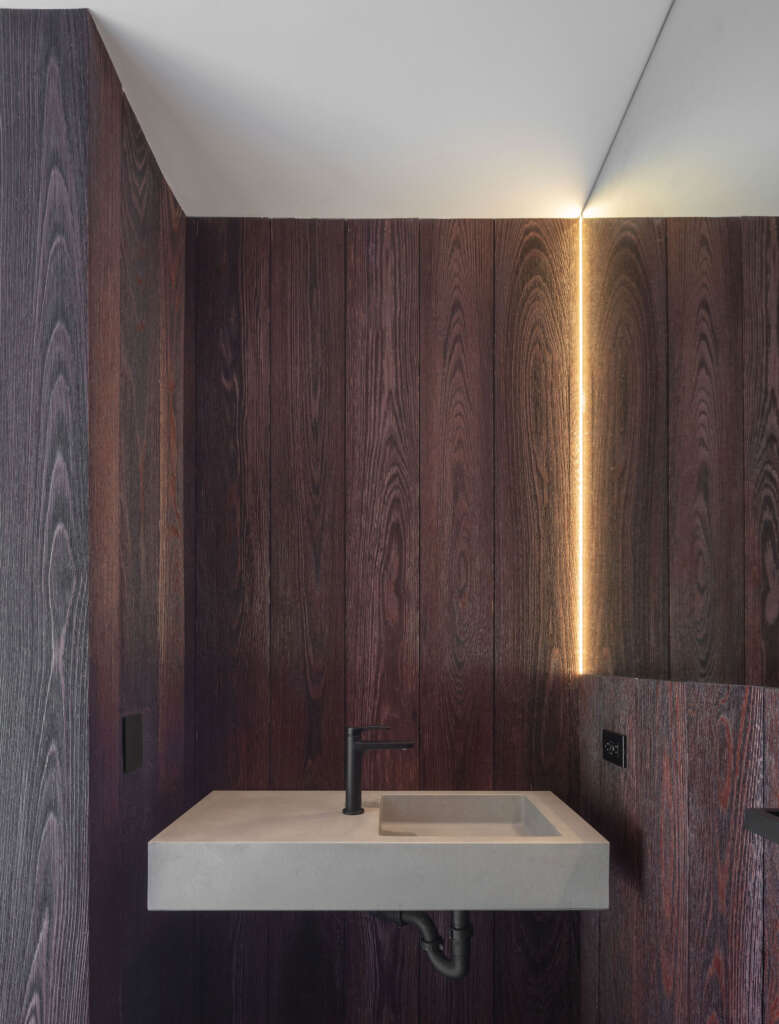 North Salem Farm Worrell Yeung Upstate New York Farmhouse Desain Arsitektur Hitam