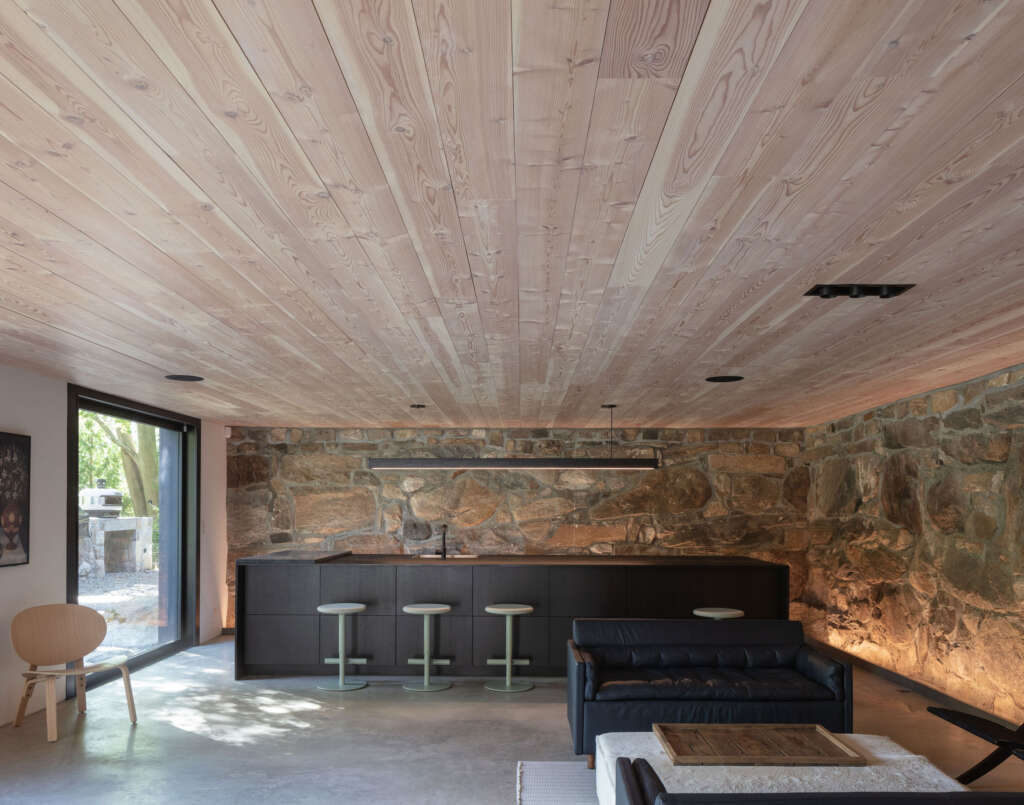 North Salem Farm Worrell Yeung Upstate New York Farmhouse Desain Arsitektur Hitam