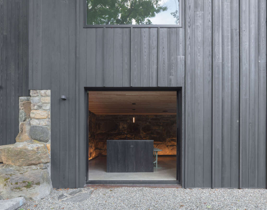 North Salem Farm Worrell Yeung Upstate New York Farmhouse Desain Arsitektur Hitam