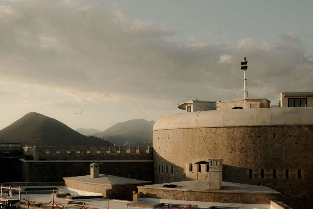 Melarikan diri ke hotel pulau ini di dalam benteng abad ke-19 di lepas pantai Montenegro