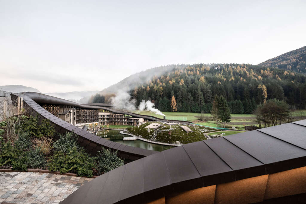 noa* mendesain dek atap dan ombak baru untuk hotel keluarga bersejarah di South Tyrol