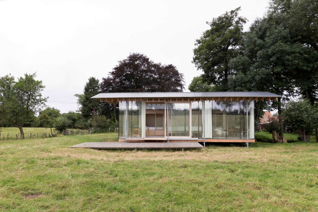 Atelier Sunder-Plassmann mendesain rumah kaca terapung di pertanian terdaftar di luar Berlin