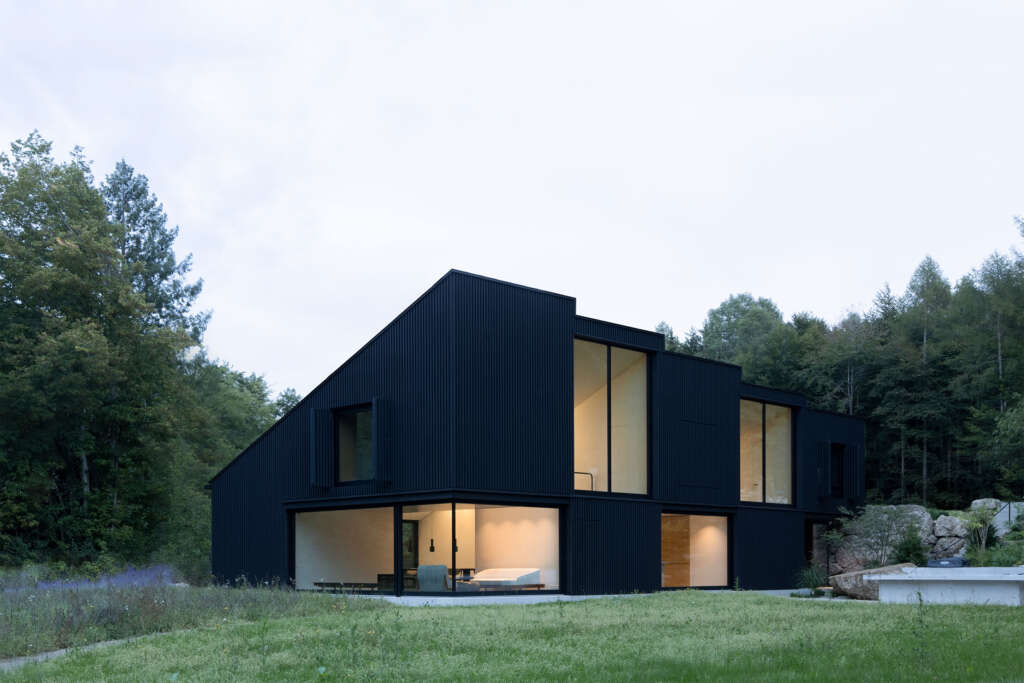 Rumah keluarga desain Appels Architekten di Bavaria dengan pemandangan yang disusun dengan cermat