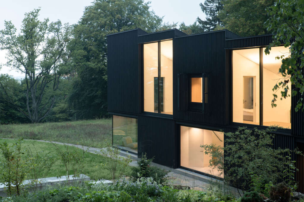 Rumah kayu di tepi danau Appels Architekten Design Bavaria Germany Black
