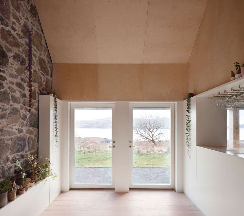 Ruang makan komunitas Croft 3 fardaa Desain arsitektur batu Isle of Mull Scotland