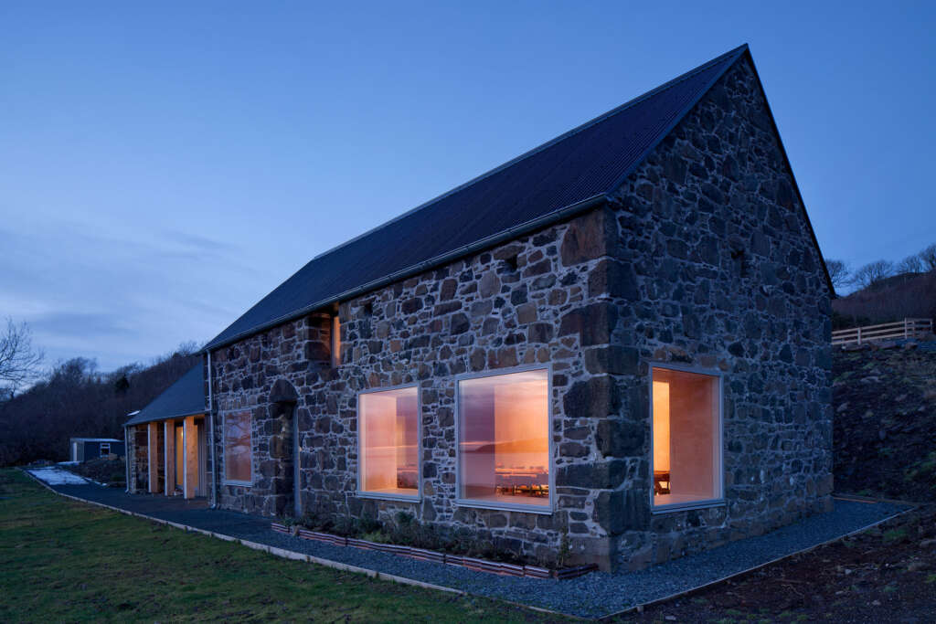 Ruang makan komunitas Croft 3 fardaa Desain arsitektur batu Isle of Mull Scotland