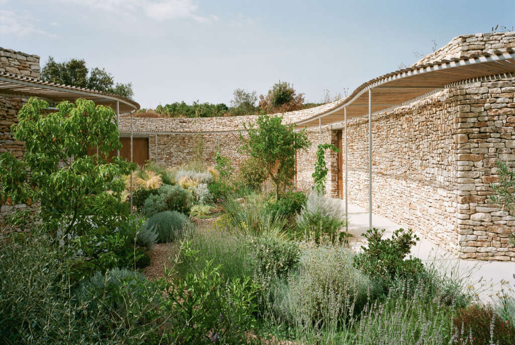 Desain arsitektur ORMA dinding batu melengkung untuk hotel di Corsica