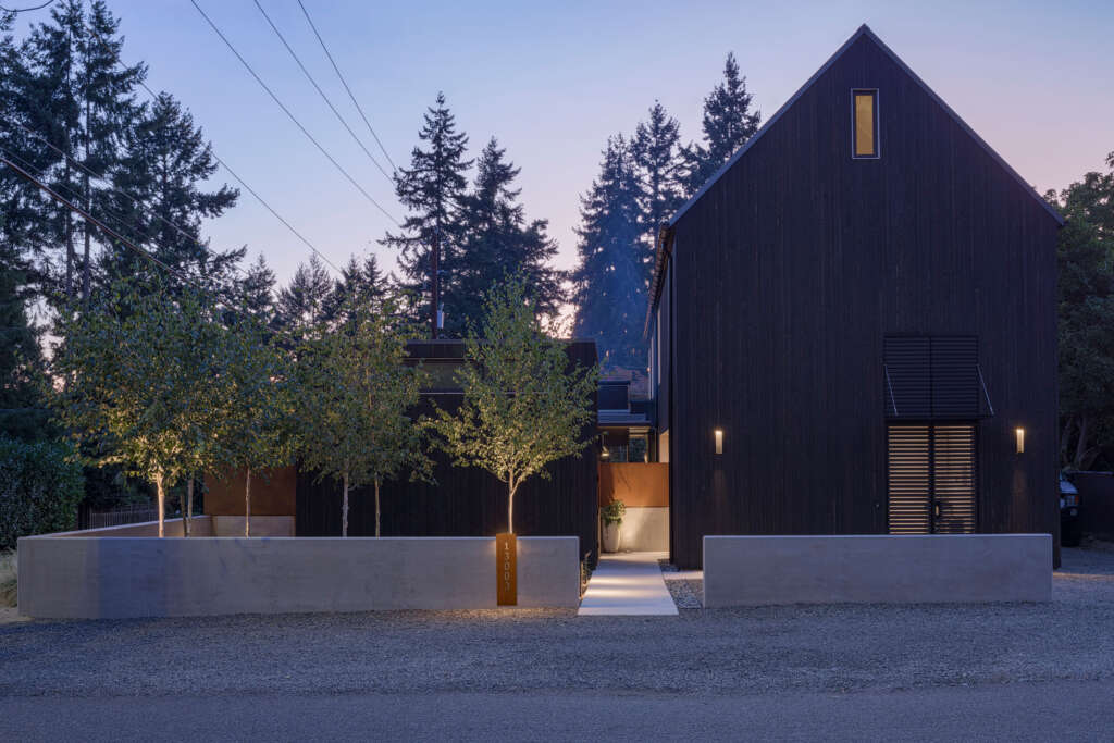 KO Architecture menyelesaikan rumah runcing di Seattle yang dirancang untuk tinggal di Pacific Northwest