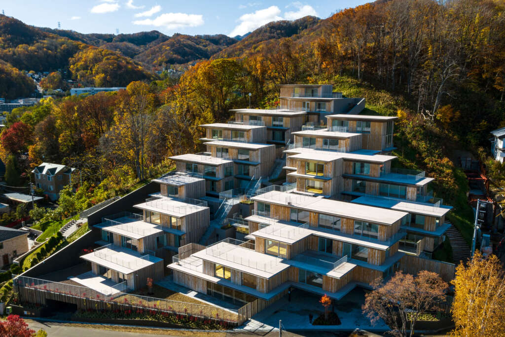 Arsitek Kengo Kuma menyelesaikan rumah di lereng gunung dekat Sapporo