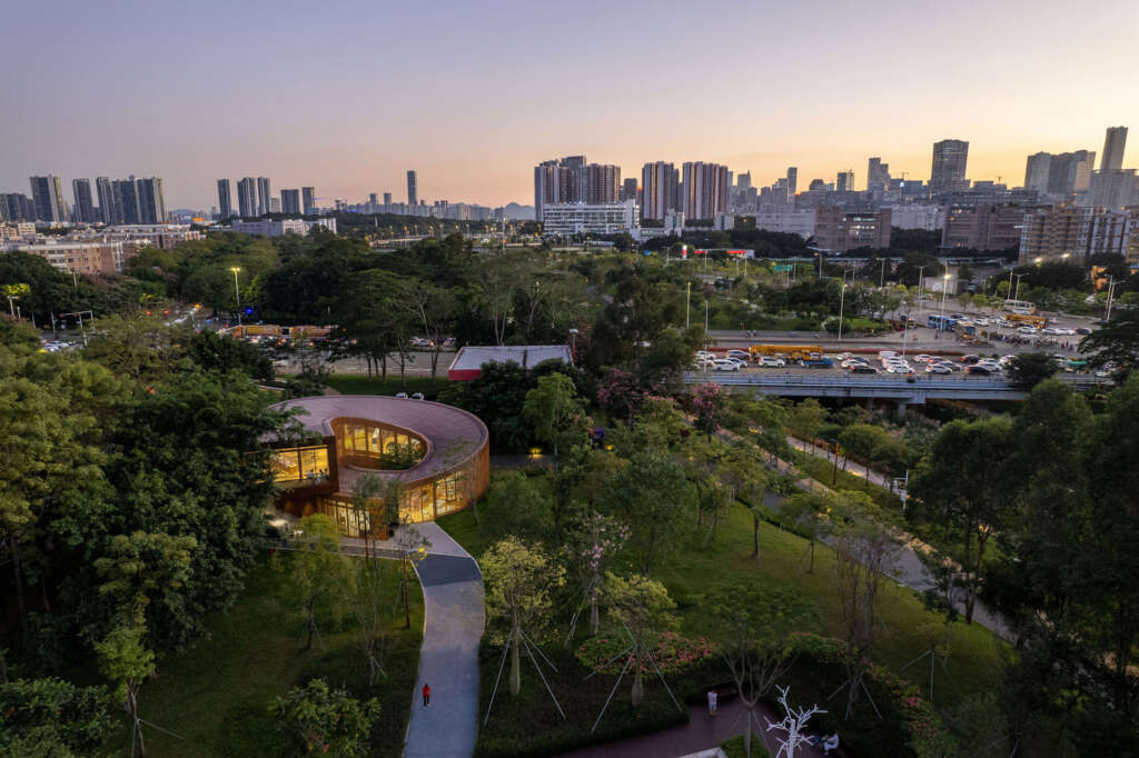 ATELIER XI mendesain rumah buku berkelok-kelok yang menghadap ke Koridor Ekologi Sungai Dasha di Shenzhen