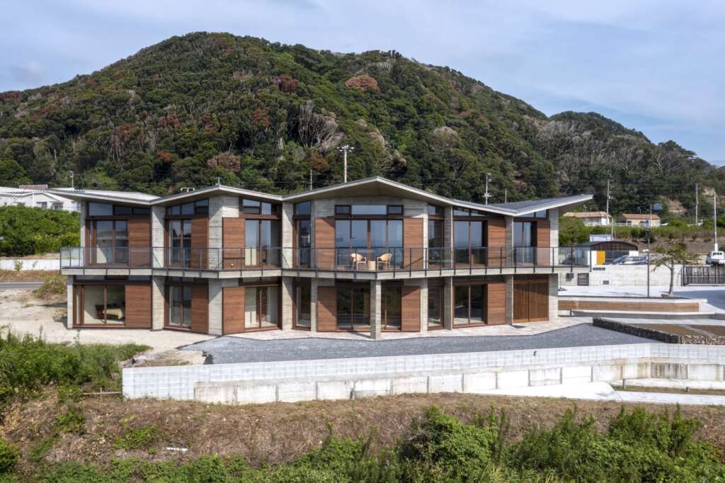 Arsitek Takeshi Hirobe merancang rumah liburan sudut yang menghadap ke laut di Jepang