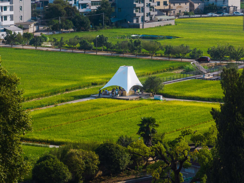 Paviliun menara desain Jumping House Lab di sawah