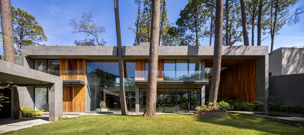 BRAG Arquitectos mendesain rumah berbingkai batu untuk merenungkan hutan