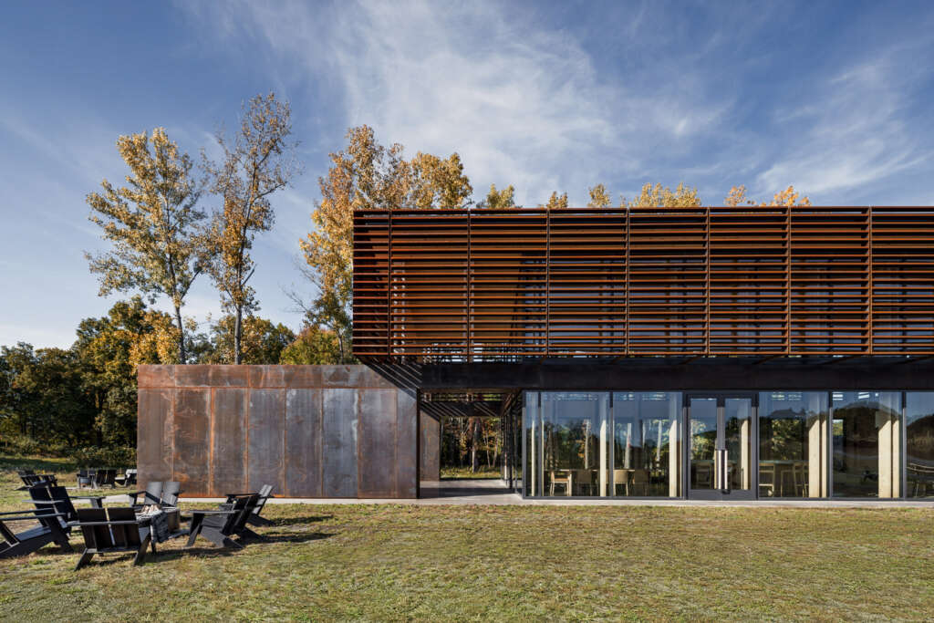 Auver Architecture merancang tempat pembuatan bir dan ruang pencicipan dengan struktur baja tahan cuaca dan atap kayu laminasi silang