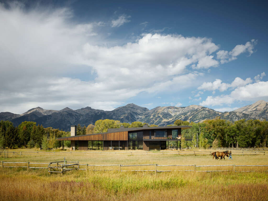 Arsitek CLB merancang Peternakan Rubah Hitam, sebuah rumah yang memulihkan dan menghembuskan kehidupan baru ke dalam peternakan berusia seabad di Jackson Hole, Wyoming