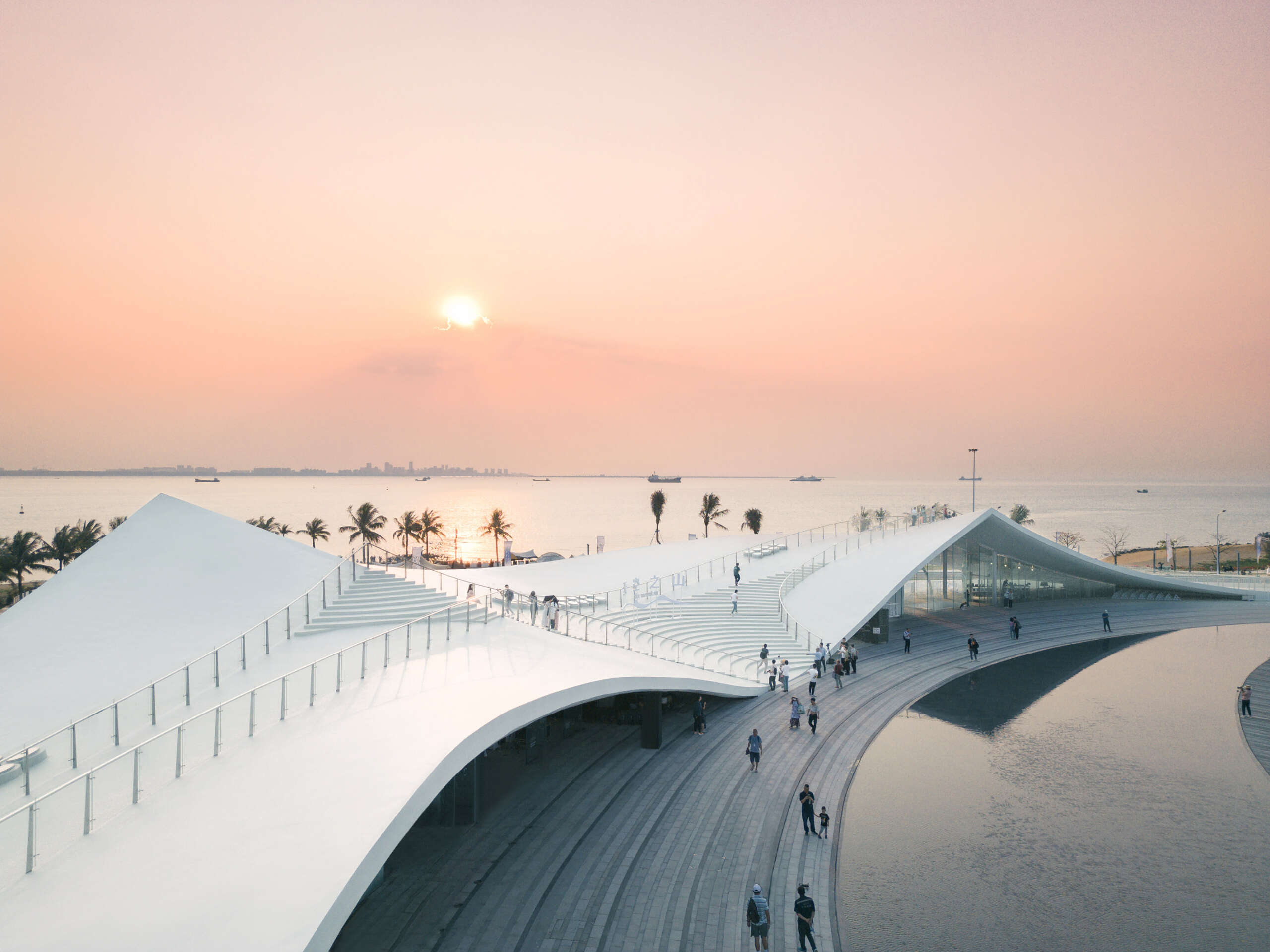 Arsitek Sou Fujimoto merancang perhentian tepi laut di Haikou yang dirancang untuk pelancong yang berkelok-kelok di antara alam dan kota