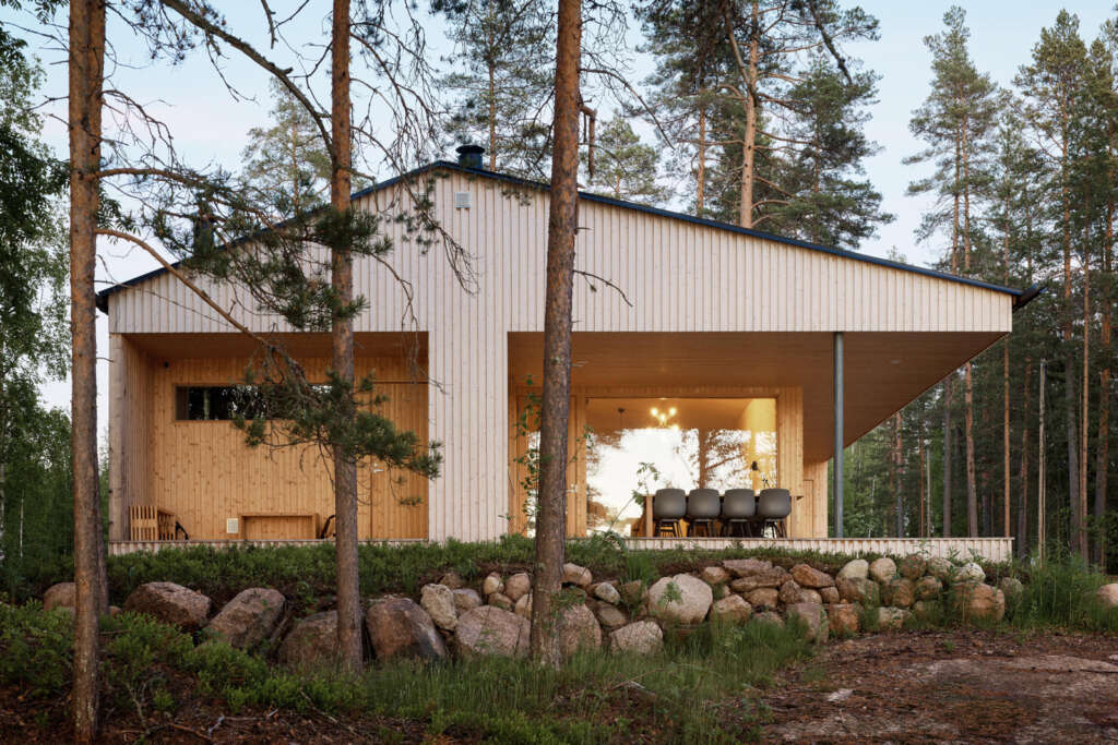 Arsitek Playa mendesain rumah tepi danau di Finlandia dengan area luar ruangan tertutup