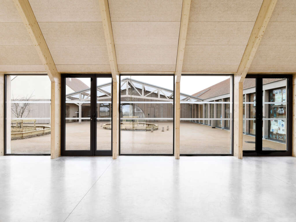 School and central kitchen in Bruyère-sur-Oise TRACKS France Contemporary Design