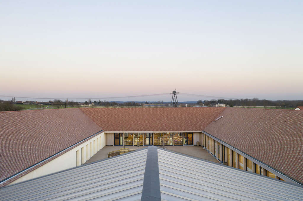 School and central kitchen in Bruyère-sur-Oise TRACKS France Contemporary Design